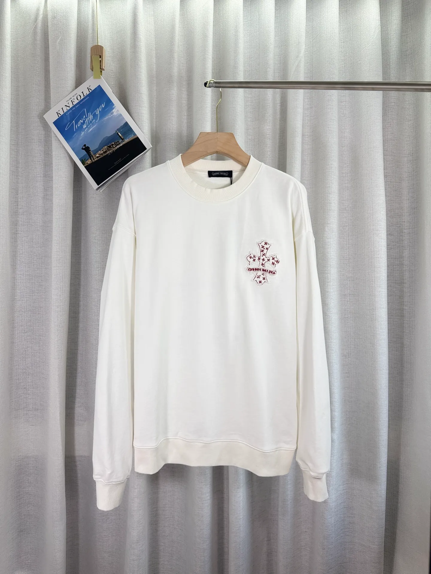 P260 top version, real shot without P, ​​different from market currency) 𝗖𝗵𝗿𝗼𝗺𝗲 𝗛𝗲𝗮𝗿𝘁𝘀/Cro Heart 2025 washed patch embroidery autumn and winter new original single counter American laser burnt 3D three-dimensional color embroidered couple casual sweatshirt 👑The highest version! Customized fabric 420g tripe terry fabric! American acid-washed and distressed original fabric laser burnt ✟appliqué embroidery and exquisite embroidery of letters! The best-selling model in the counter, very comfortable to wear. Accessories: original molded and authenticated collar label➕100% silk wash label. Genuine purchase-grade original hangtag➕matching hanging rope➕3D hanging beads➕original packaging bag. Craftsmanship: The original version has consistent wiring! The highest version of the armhole matching technique! Color: White Black Size: S M L XL Style Number: 25-316